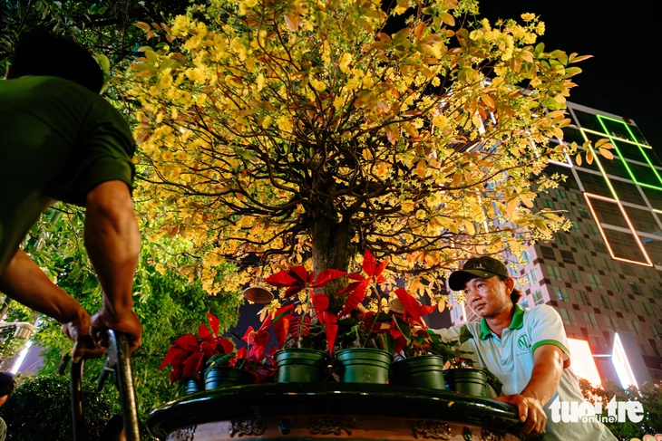 Tạm biệt Đường hoa Tết Bính Ngọ 2026, công tác thu dọn triển khai xuyên đêm - Ảnh 13. Chia tay Đường hoa Tết Bính Ngọ 2026 ở phường Sài Gòn - Ảnh 13.