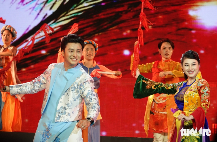 Khán giả vỗ tay rần rần khi Minh Vương, Thanh Tuấn hát cùng nhau trong ngày đầu xuân - Ảnh 3. Minh Vương, Thanh Tuấn hát cùng nhau trong ngày đầu xuân, khán giả vỗ tay rần rần - Ảnh 3.