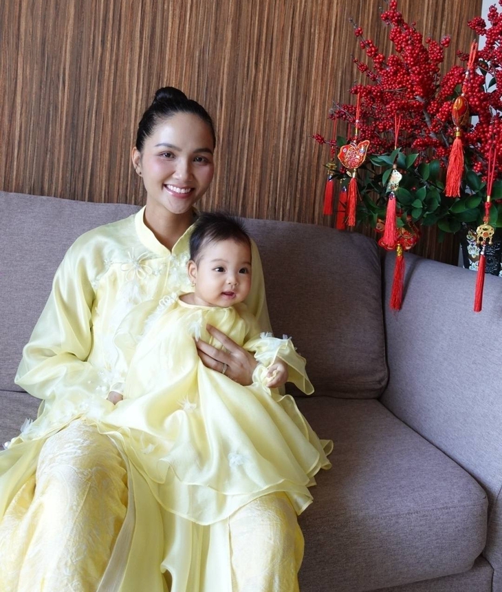 Sao Việt diện áo dài du xuân, chúc Tết: Ai ghi điểm nhất mùa Tết Bính Ngọ? - Ảnh 15. áo dài - Ảnh 15.