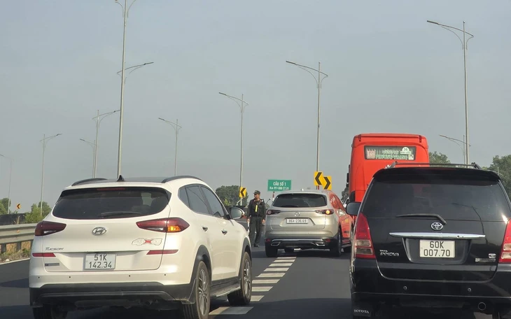 Tết Nguyên đán 2026, xe đông kỷ lục trên cao tốc từ TP.HCM về các tỉnh miền Trung - Ảnh 2.