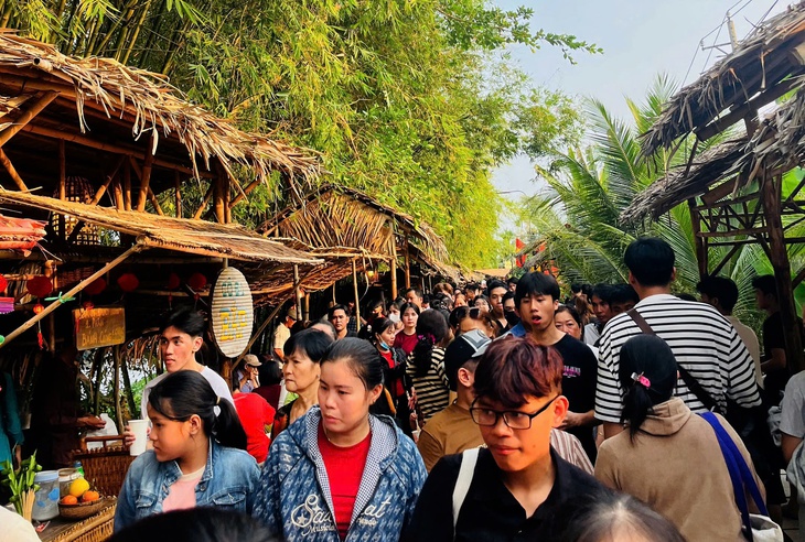 Du lịch miền Tây bội thu dịp Tết, mỗi nơi hút khách một cách riêng - Ảnh 3.