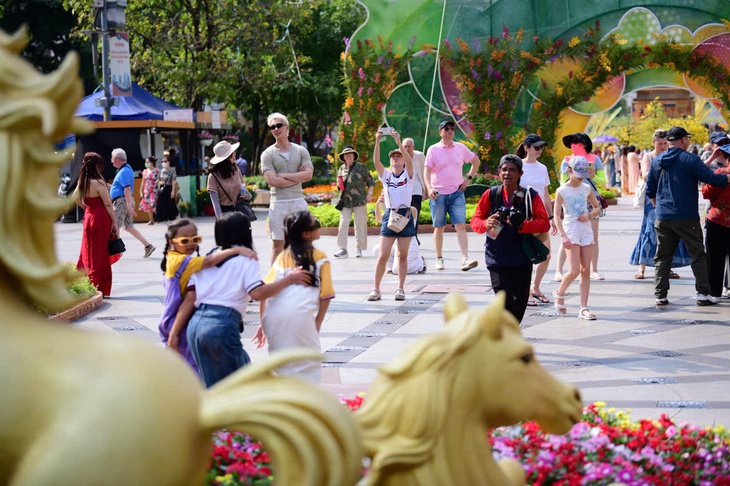 Hơn 1,8 triệu lượt khách tham quan, thưởng lãm Đường hoa Nguyễn Huệ 2026 - Ảnh 6.