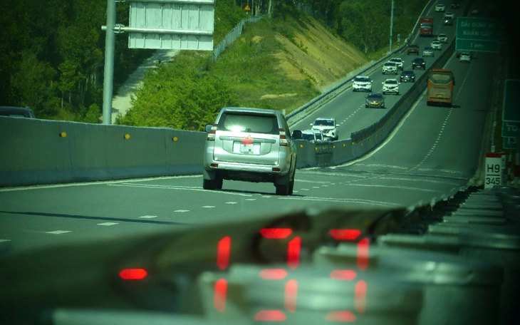 Đóng, mở luân phiên nhiều đoạn cao tốc từ Lâm Đồng vào TP.HCM tránh ùn ứ cục bộ - Ảnh 4.