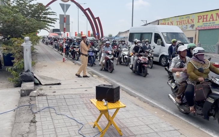 Hàng triệu người trở lại TP.HCM, nhiều điểm ùn ứ nặng tại Đồng Tháp - Ảnh 10.