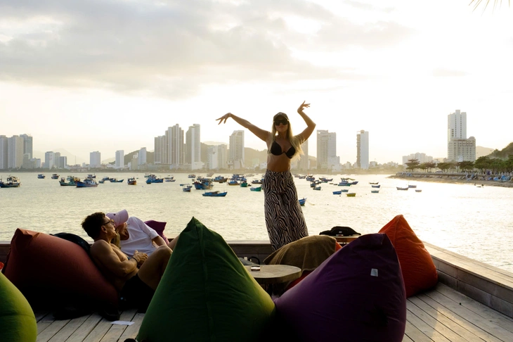 Hoàng hôn 'tỉ đô' ở Nha Trang thu hút du khách đầu năm - Ảnh 3.
