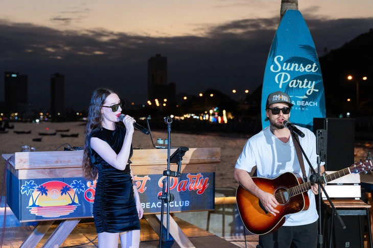 Hoàng hôn 'tỉ đô' ở Nha Trang thu hút du khách đầu năm - Ảnh 7.