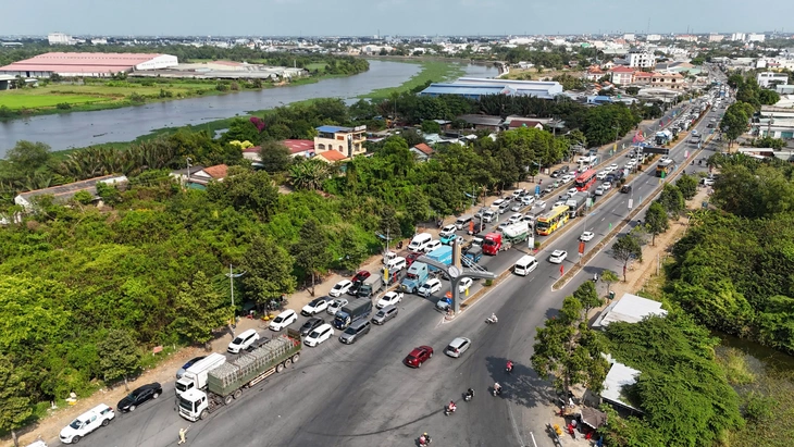Về TP.HCM, dân bắc Đồng bằng sông Cửu Long vẫn mệt mỏi 'qua ải' quốc lộ 62, quốc lộ N2 - Ảnh 5.
