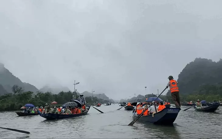 Mùng 6 Tết, hàng ngàn người dân đến chiêm bái ngôi đền thiêng dưới chân đèo Ngang - Ảnh 3.