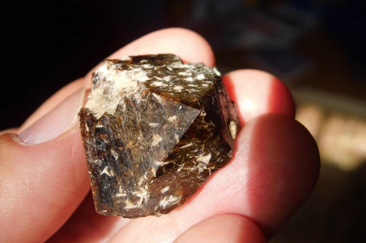 Sa mạc bỗng hóa thủy tinh: Điều gì đã thiêu cháy cát ở 1.700°C? - Ảnh 2.