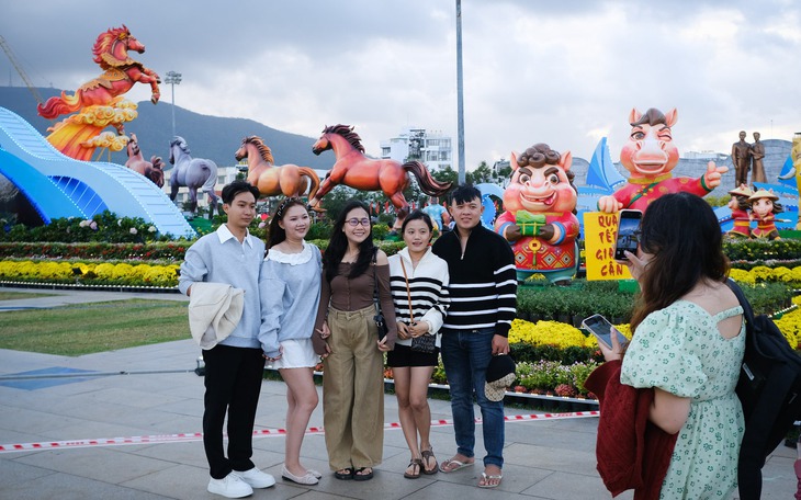 Tết là cao điểm, không phải nghỉ lễ: Du lịch từ đón đông khách đến 'đón khách văn minh' - Ảnh 2.