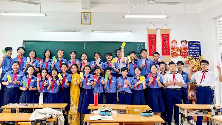 Gần 2,6 triệu học sinh TP.HCM rộn ràng trở lại trường sau Tết - Ảnh 2.