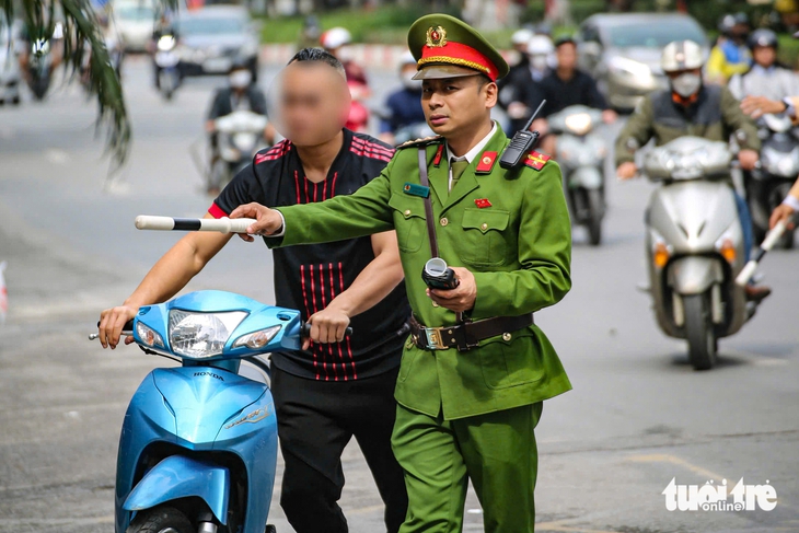 Đi làm sau Tết, nhiều người bị phạt vì 'nâng chén vui xuân' nhưng vẫn lái xe - Ảnh 4.