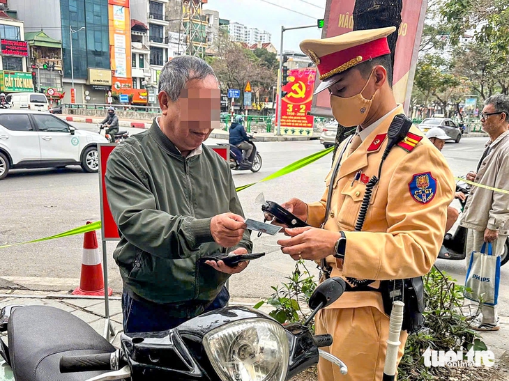 Đi làm sau Tết, nhiều người bị phạt vì 'nâng chén vui xuân' nhưng vẫn lái xe - Ảnh 5.