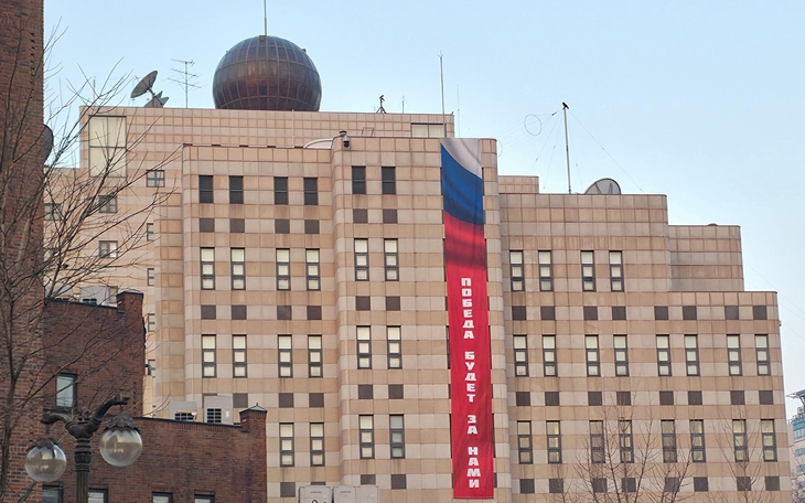 Nổ bên ngoài nhà ga ở thủ đô Matxcơva của Nga, cảnh sát thiệt mạng - Ảnh 3.