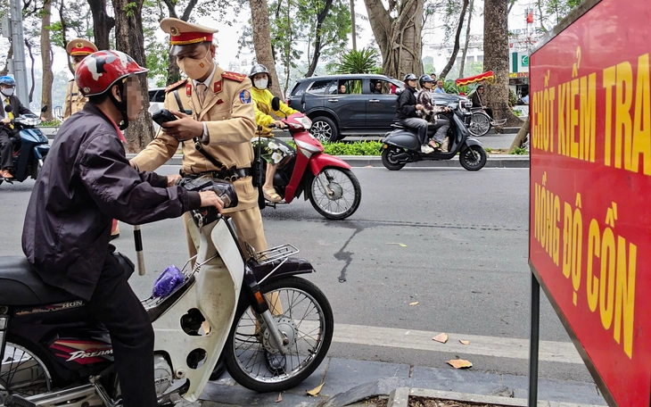 Ngày đầu đi làm sau Tết, nhiều người bị xử phạt vì 'nâng chén vui Xuân' nhưng vẫn lái xe - Ảnh 2.
