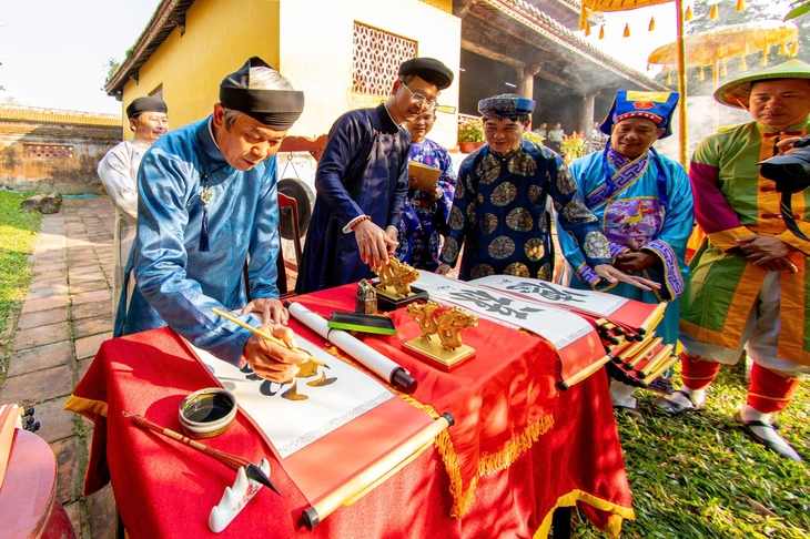 Hạ nêu, khai ấn đầu xuân tại Đại Nội Huế, khép lại kỳ nghỉ Tết Bính Ngọ - Ảnh 3.