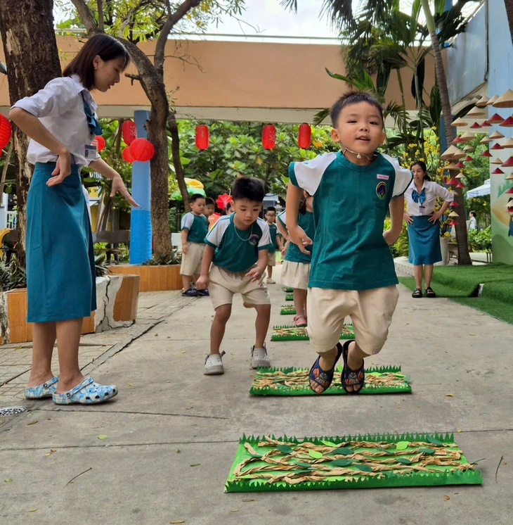 Gần 2,6 triệu học sinh TP.HCM rộn ràng trở lại trường sau Tết - Ảnh 3.