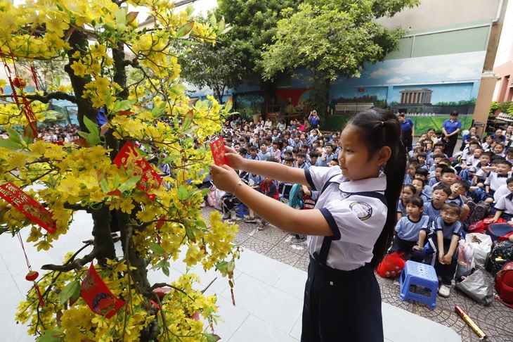 Gần 2,6 triệu học sinh TP.HCM rộn ràng trở lại trường sau Tết - Ảnh 6.