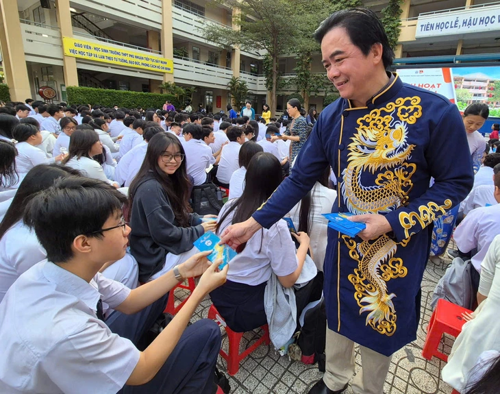 Lì xì đầu năm, thầy hiệu trưởng ở TP.HCM gửi thông điệp khiến học sinh bất ngờ - Ảnh 1.