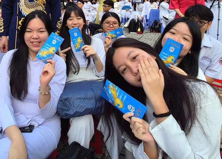 Lì xì đầu năm, thầy hiệu trưởng ở TP.HCM gửi thông điệp khiến học sinh bất ngờ - Ảnh 4.