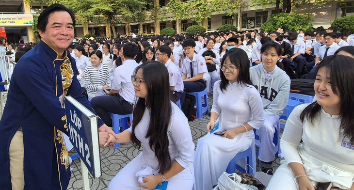 Lì xì đầu năm, thầy hiệu trưởng ở TP.HCM gửi thông điệp khiến học sinh bất ngờ - Ảnh 3.