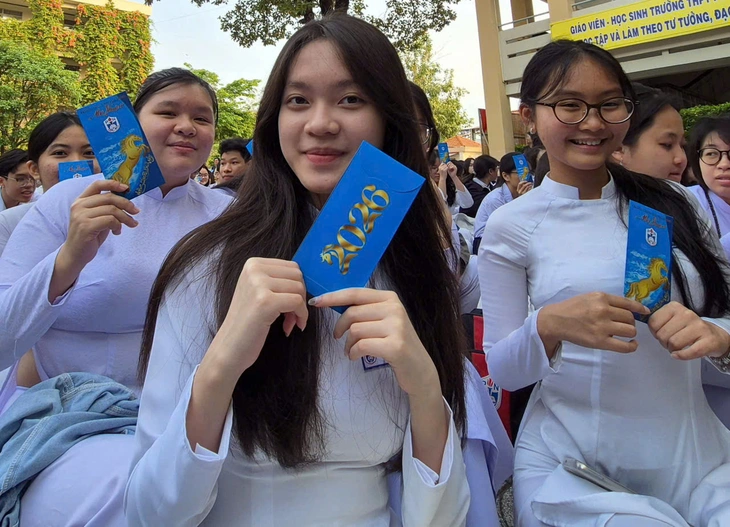 Lì xì đầu năm, thầy hiệu trưởng ở TP.HCM gửi thông điệp khiến học sinh bất ngờ - Ảnh 2.