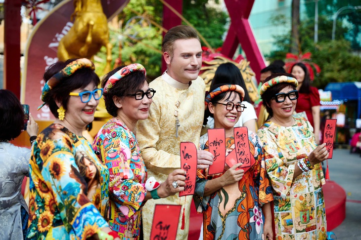 Ca sĩ người Mỹ Kyo York xem mình là đại sứ quảng bá hình ảnh Việt Nam - Ảnh 9. Kyo York - Ảnh 9.