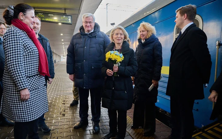 Ông Medvedev cảnh báo thế chiến vì nghi Anh, Pháp định chuyển công nghệ hạt nhân cho Ukraine - Ảnh 2.