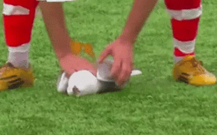 Ivan Toney chê hơi thở đối thủ có mùi khi suýt bị hôn - Ảnh 2.