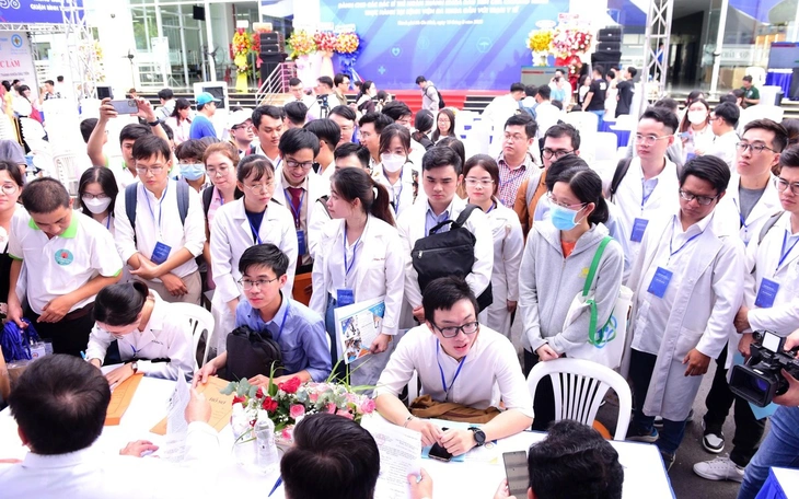 Bí thư Thành ủy TP.HCM Trần Lưu Quang thăm cán bộ lão thành ngành y tế - Ảnh 2.