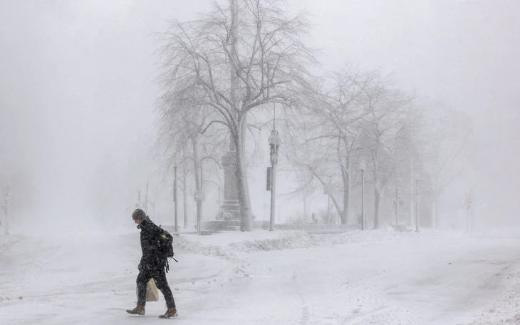 Thời tiết đảo chiều khó tin: Anh vừa nóng kỷ lục đầu năm, vừa có tuyết và 'mưa máu' - Ảnh 2.