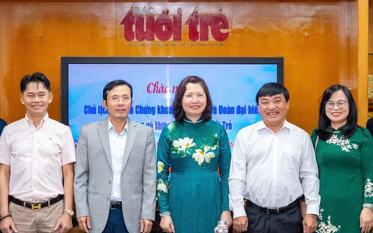 Lãnh đạo UBND TP.HCM chúc Tết doanh nghiệp, mong đóng góp vào tăng trưởng trên 10% - Ảnh 4.