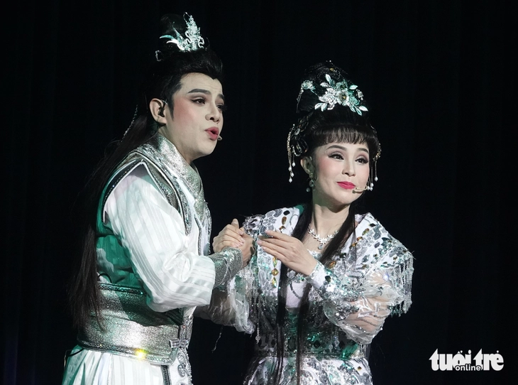 Nghệ sĩ Hoài Thanh, Đỗ Quyên đi xem cải lương ủng hộ học trò Lê Tứ, Hà Như - Ảnh 4.