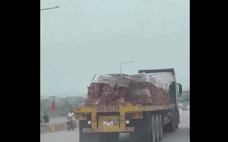 Tìm người làm đổ nhớt ra đường khiến nhiều người té ngã, công nhân trắng đêm xử lý - Ảnh 2.