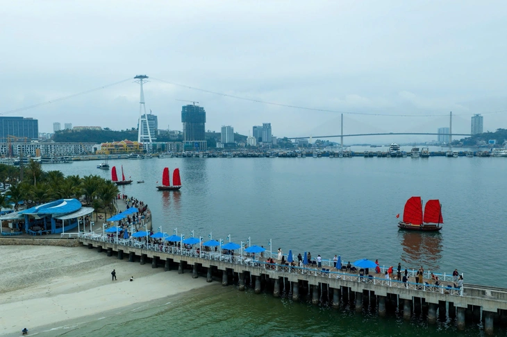 Tiệc âm nhạc chào đón gần 700 du khách trên siêu du thuyền đến Hạ Long - Ảnh 3.