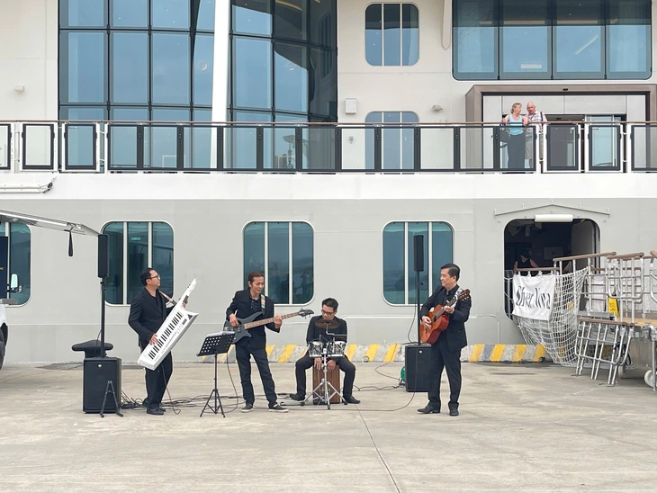 Tiệc âm nhạc chào đón gần 700 du khách trên siêu du thuyền đến Hạ Long - Ảnh 2.