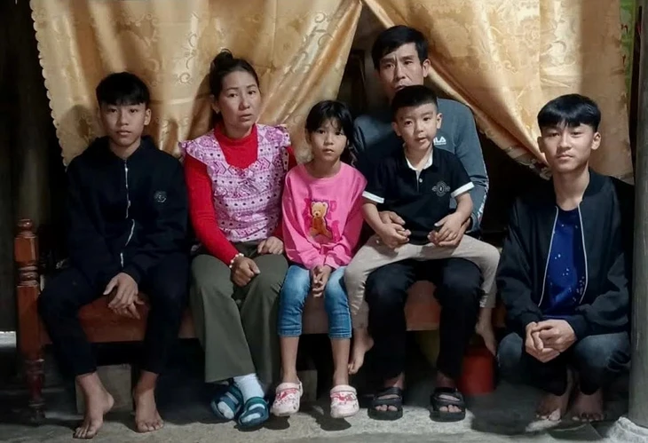 Hai cha con cứu 3 người trong vụ lật đò trên sông Gianh được khen thưởng - Ảnh 2.