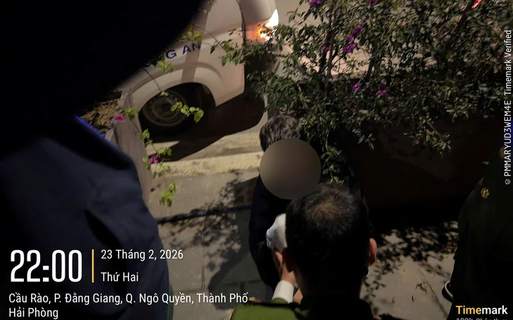 Hai nam sinh lao xuống sông cứu nữ sinh nhảy cầu - Ảnh 3.