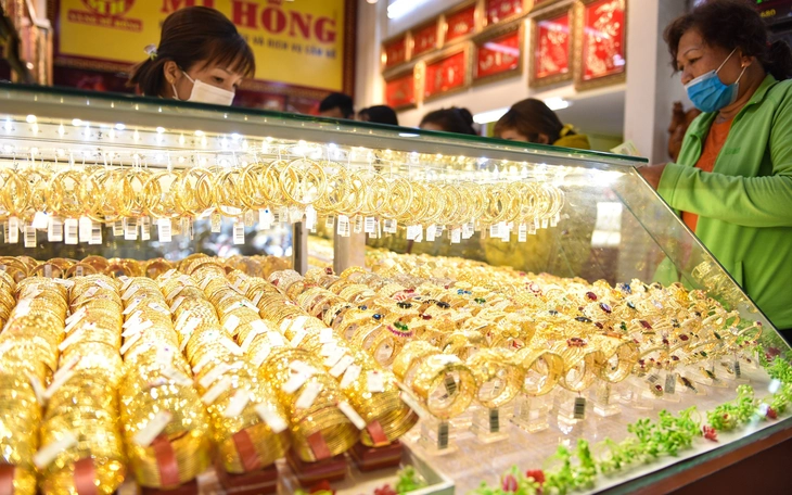 Sát ngày vía Thần Tài, người dân đội mưa xếp hàng từ rạng sáng chờ mua vàng - Ảnh 4.