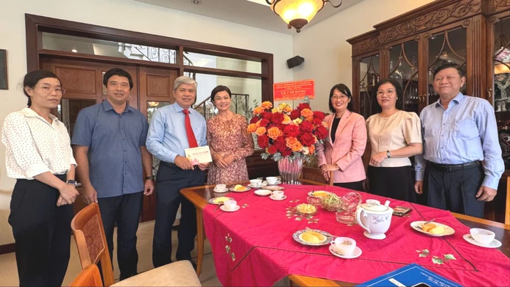 Lãnh đạo TP.HCM thăm, chúc mừng các thầy thuốc tiêu biểu dịp 27-2 - Ảnh 1.