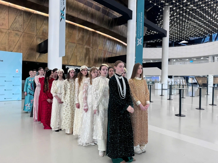 Nhà thiết kế mang sô diễn tới lâu đài cổ của Nga - Ảnh 14.