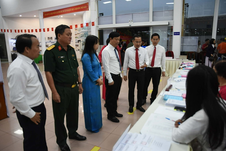 Sáng nay, 4.500 cử tri TP.HCM đi bầu cử sớm - Ảnh 4.