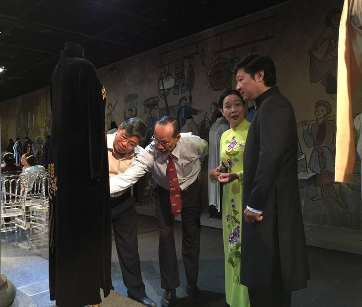 Áo dài theo chân nữ đại sứ Việt Nam ra thế giới - Ảnh 1. Áo dài - Ảnh 1.