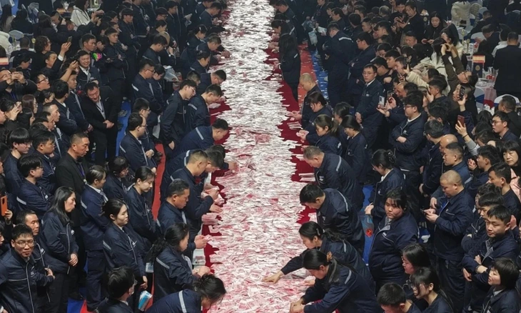 thích phát tiền - Ảnh 1.