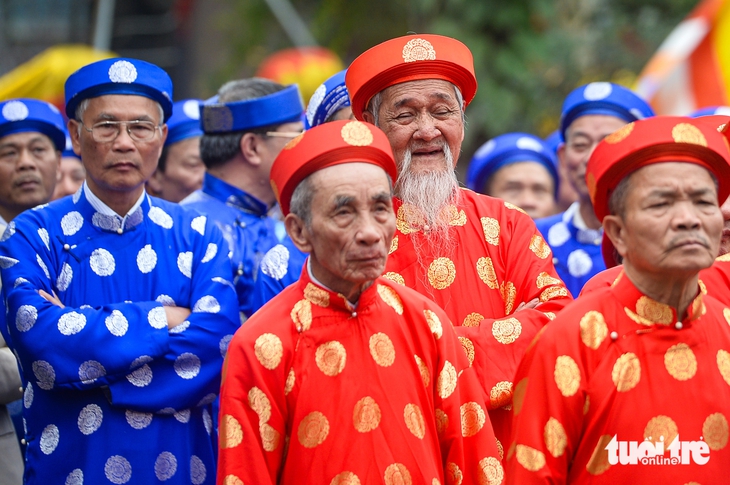 ‘Con đĩ đánh bồng’ gây sốt hội làng Triều Khúc - Ảnh 4.