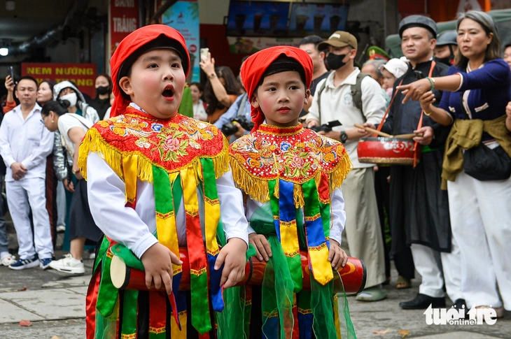 ‘Con đĩ đánh bồng’ gây sốt hội làng Triều Khúc - Ảnh 7.