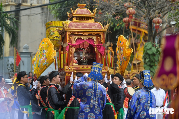 ‘Con đĩ đánh bồng’ gây sốt hội làng Triều Khúc - Ảnh 2.