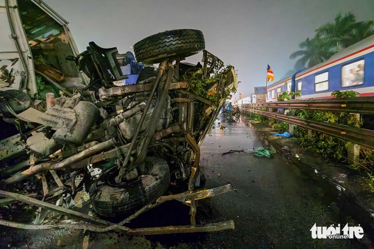 Tàu SE3 húc văng xe đầu kéo: Ô tô cố vượt qua đường ngang đúng lúc cần chắn hạ xuống, 1 người chết - Ảnh 2.