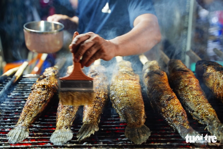 Đỏ lửa xuyên đêm nướng hàng ngàn cá lóc cho ngày vía Thần Tài - Ảnh 2.