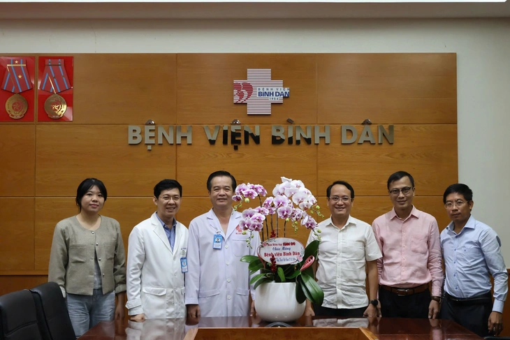 Báo Tuổi Trẻ thăm, chúc mừng Sở Y tế, các bệnh viện nhân Ngày Thầy thuốc Việt Nam 27-2 - Ảnh 6.